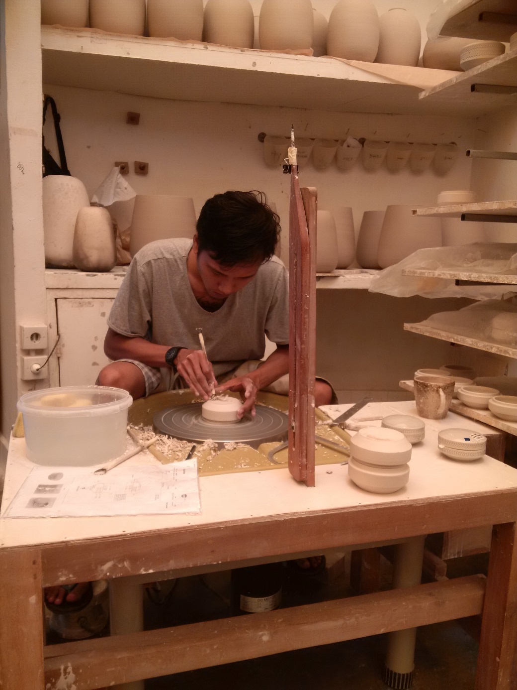 Balinese artist producing hand crafted ceramics at GAYA Ubud