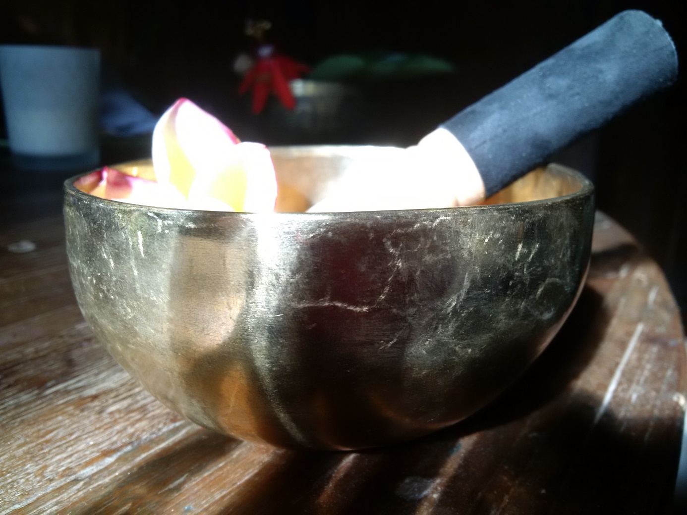 a bright golden singing bowl consisting in 7 metallic elements 